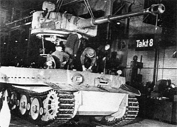Монтаж башни в заводском цехе К 18 августа 1942 года были выпущены первые 4 - фото 12