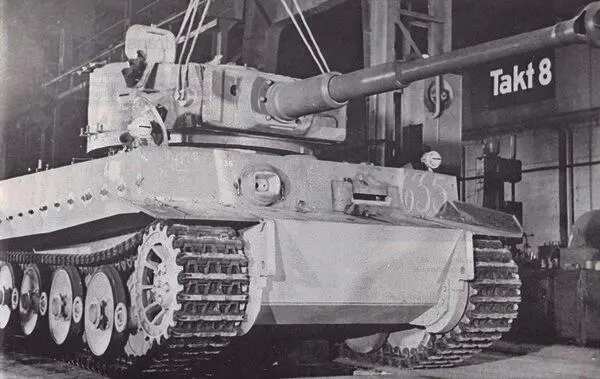 Монтаж башни в заводском цехе К 18 августа 1942 года были выпущены первые 4 - фото 13