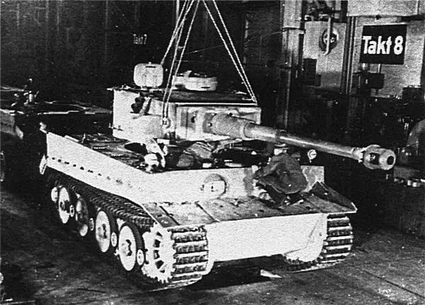 Монтаж башни в заводском цехе К 18 августа 1942 года были выпущены первые 4 - фото 14