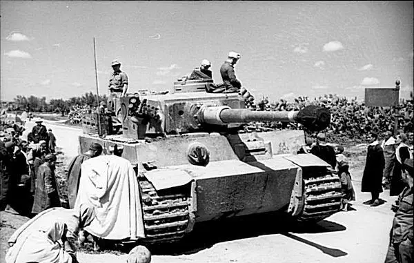 Тунис 1943 год Местное население осматривает один из тигров 501го тяжёлого - фото 34
