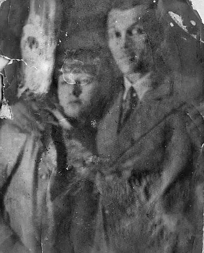 С отцом Нач 1930х Сначала Борис Дмитриевич звал семью к себе в АлмаАту но - фото 22