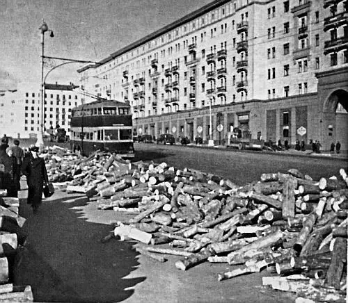 Москва улица Горького Осень 1941 На пристани Эренбург на меня никакого - фото 33