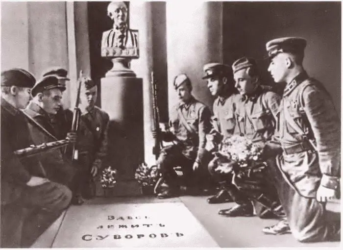 Клятва советских воинов на могиле Суворова в блокадном Ленинграде 1942 г - фото 81