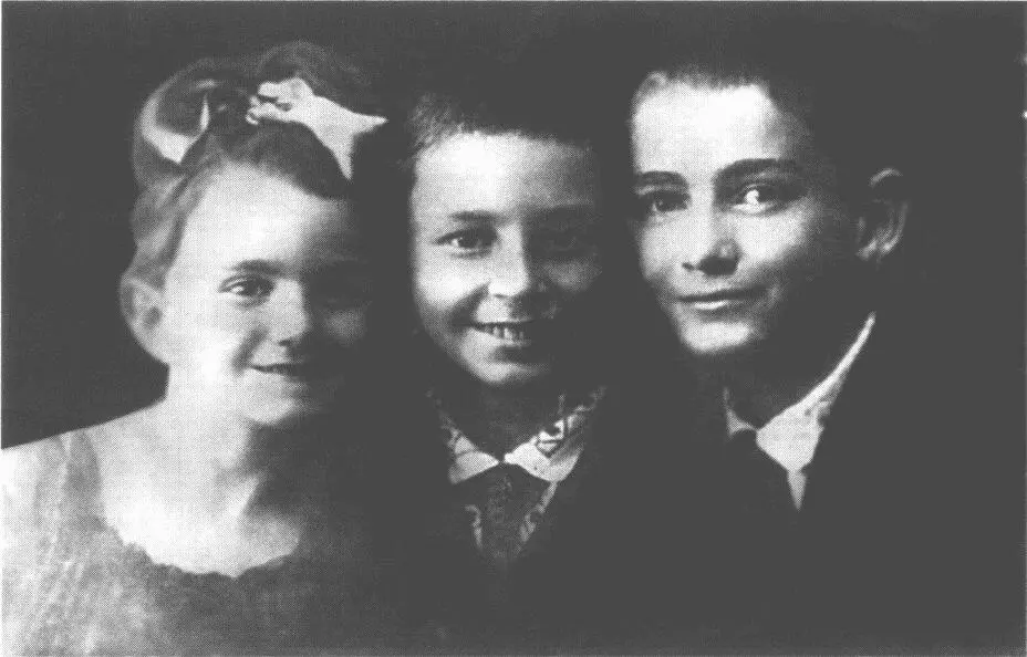 Мария Борис Ефим Слуцкие 1930 г Одноклассники Д Васильев Б Слуцкий П - фото 5