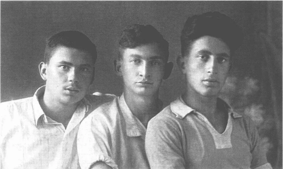 Одноклассники Д Васильев Б Слуцкий П Горелик 1937 г Борис Слуцкий - фото 6
