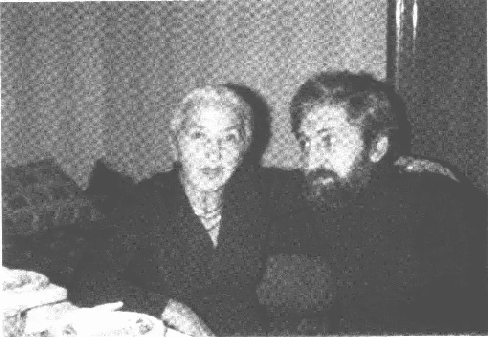 Евгения Ласкина с сыном Алексеем Симоновым 1960е гг Борис Слуцкий 1976 г - фото 31