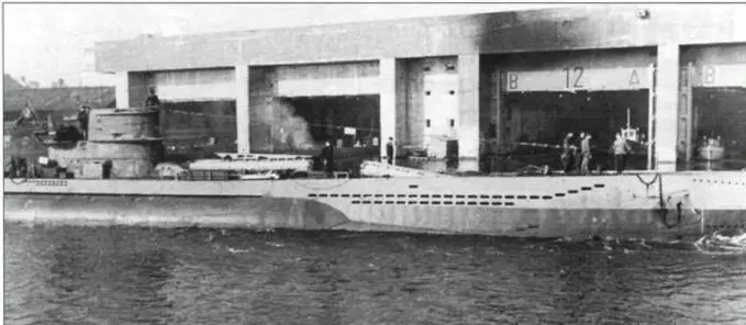 Осознавая уязвимость своих французских баз немцы с 1941 г начали укреплять - фото 101