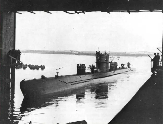 Вид на входящую в бункер лодку U89 серии VIIC Счастливые времена - фото 102