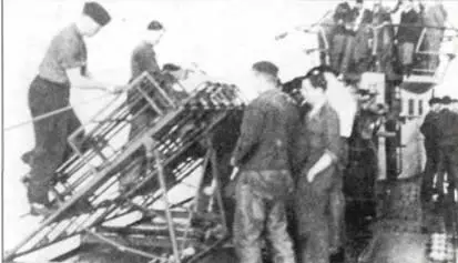 Две фотографии демонстрирующие установку и испытания ракетного вооружения на - фото 107