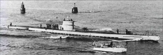 Четкий вид сбоку на U65 серии IXB входящую в гавань после завершения похода - фото 120