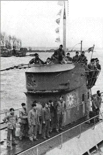 Осень 1941 г U124 входит в гавань после успешного похода Теперь под - фото 125