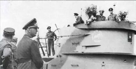 Входившую в гавань Лориана 14 сентября 1942 г U128 серии IXC встречали - фото 126