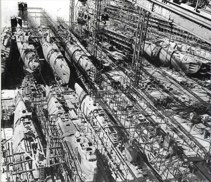 Подводные лодки XXIй серии на стапелях верфи Везер АГ июнь 1945 г Серия - фото 151