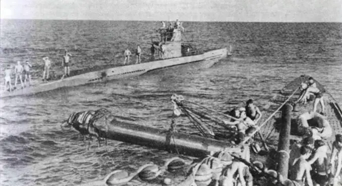 Передача торпед в открытом море здесь U154 снабжает запасным угрем U564 - фото 58