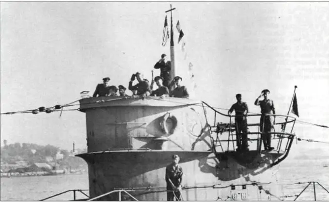 Деревянный глаз U558 в июне 1942 г вернулась во французский порт подняв - фото 73