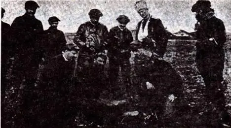 Рис 2 Приготовление русскими летчиками полевым способом бомб для метания с - фото 71