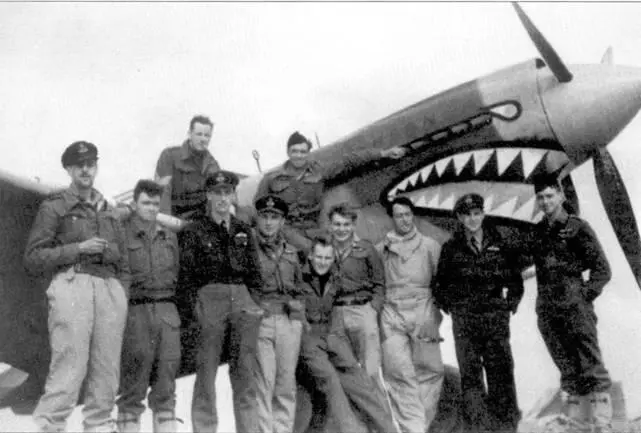 Пилоты 112й эскадрильи па фойе истребителя Kittyhawk Mk I Слева направо - фото 100
