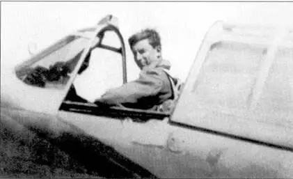 Летный офицер Джерри Уэзепра в кабине своего самолета 21 января фельдмаршал - фото 103
