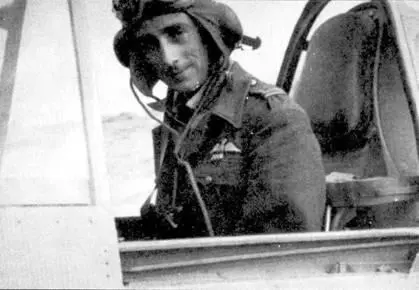 Летный офицер Невил Дюк в кабине своего самолета Австралийский пилот - фото 105