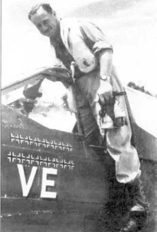 Австралийский командир эскадрильи Дж Л Уэдди из 80й эскадрильи у кабины - фото 111