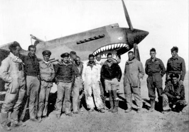 Группа пилотов 112й эскадрильи па фойе истребителя Tomahawk Слева направо - фото 99