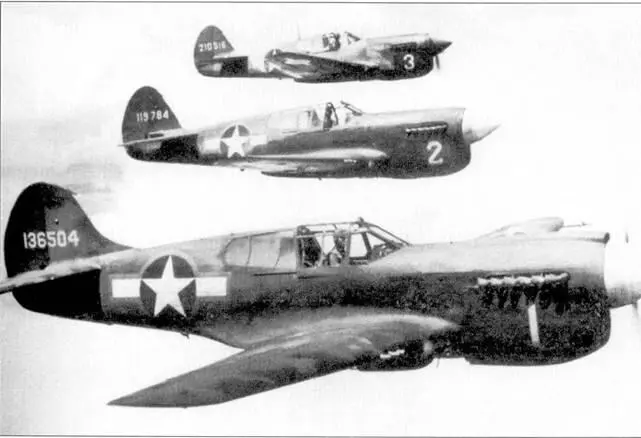 Три истребителя Curtiss на переднем плане P40K 4136504 за ним P40F15 - фото 17