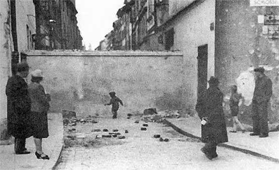 Стена гетто Осень 1940 Длина трехметровой стены покрытой в верхней части - фото 7
