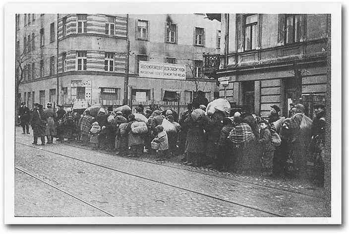 Ноябрь 1940 Евреи в очереди на вход в гетто Переселяемым в гетто евреям - фото 8