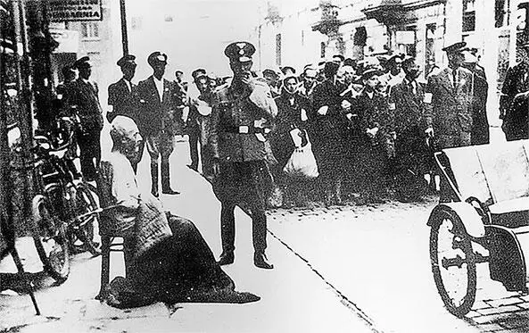 Ликвидация гетто 22 июля 21 сентября 1942 года Колонна евреев по пути на - фото 13