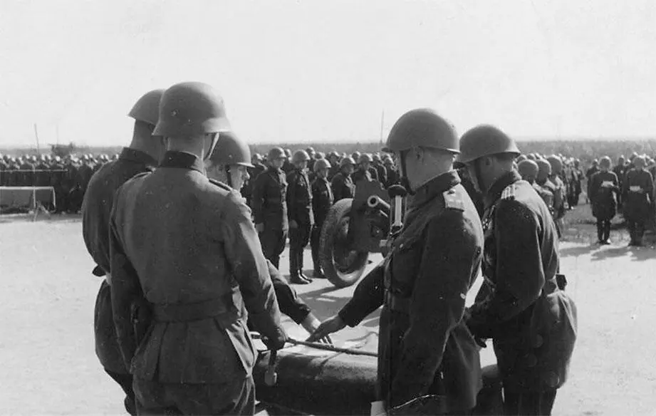 Военнослужащие РННА принимают присягу Осинторф Лето 1942 г Следует - фото 24
