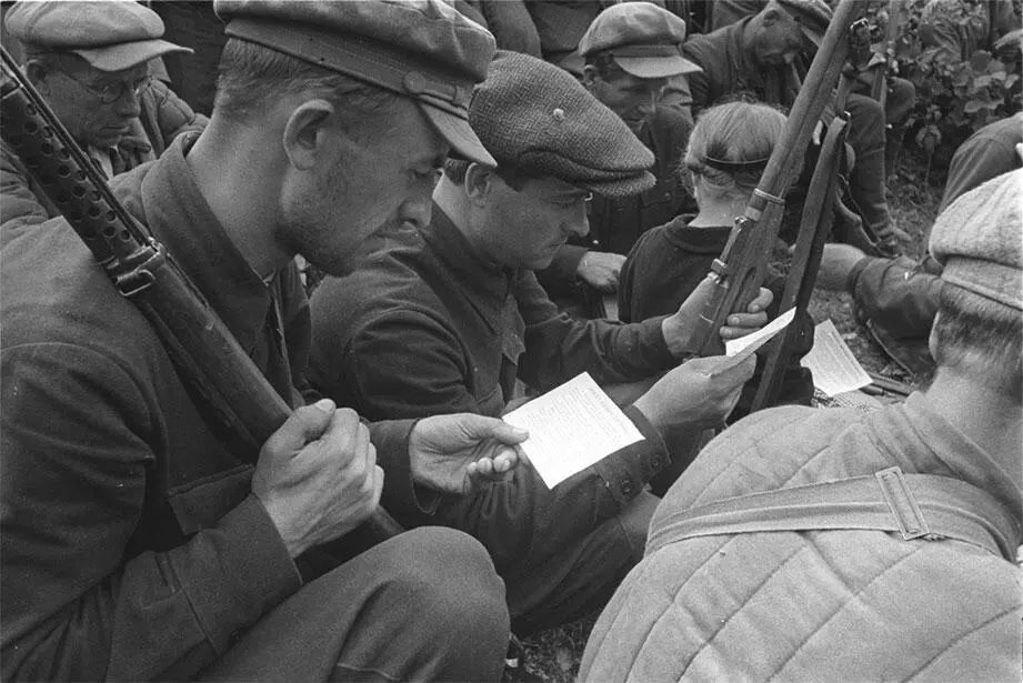 Белорусские партизаны В августе 1942 г соединение Граукопф участвовало в - фото 27