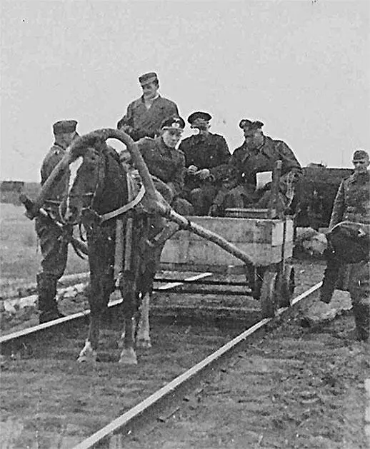 Во время антипартизанской операции Слева сидит С Иванов В середине мая 1942 - фото 29