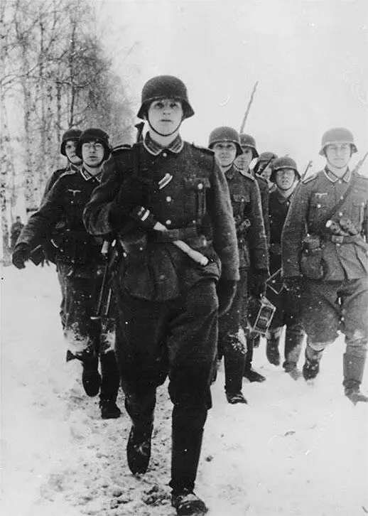 Военнослужащие вермахта в ходе антипартизанской операции 1942 г В тылу - фото 33