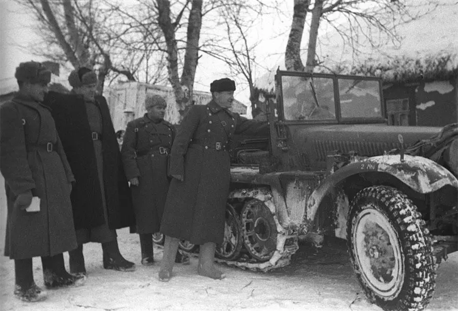 П Белов возле трофейного гусеничного транспортера В общей сложности - фото 36