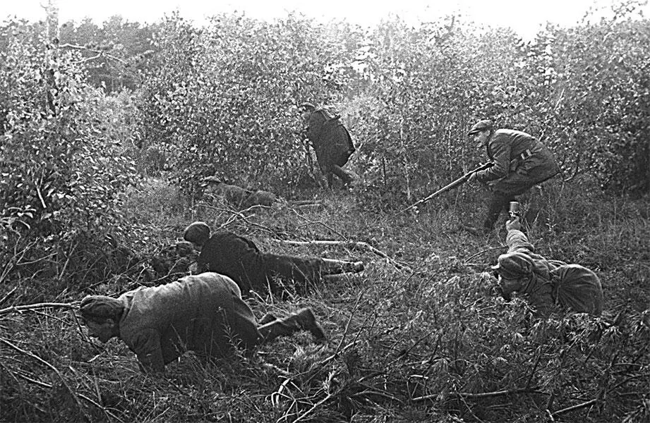 Белорусские партизаны во время боевой операции Познакомившись с руководителем - фото 44