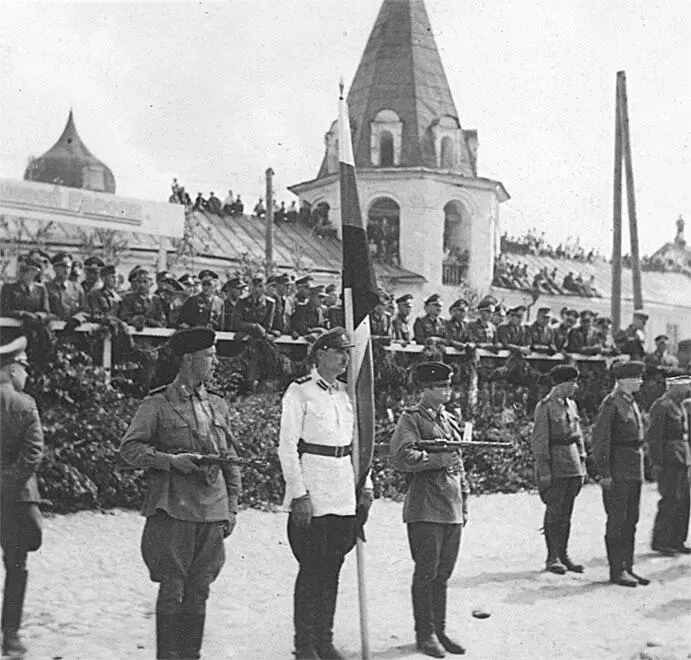 Парад гвардейского батальона РОА в Пскове Со знаменем Г Ламсдорф - фото 48