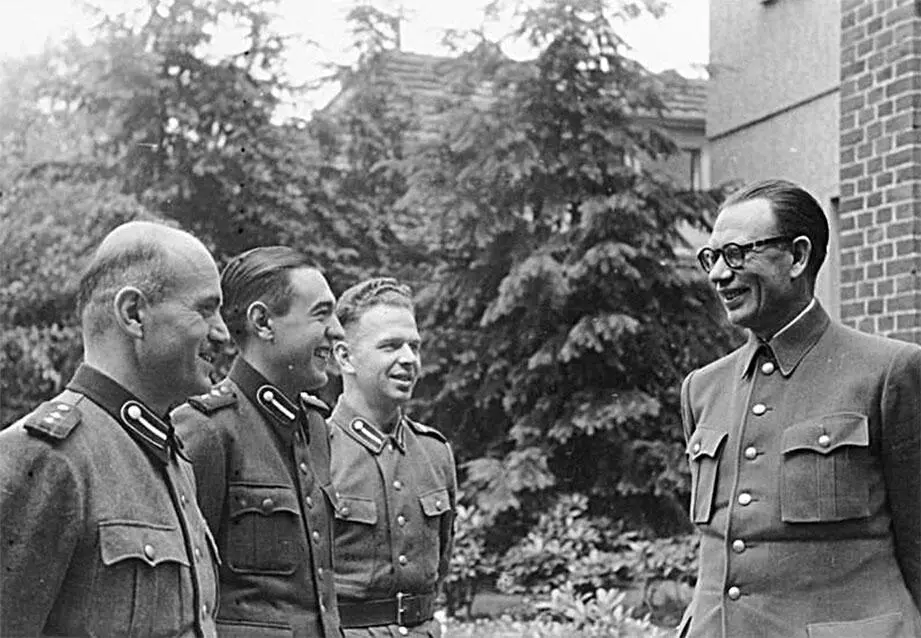 Генерал А Власов беседует с военнослужащими своего штаба Слева К Кромиади - фото 52