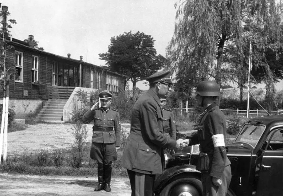 Генерал А Власов во время посещения Дабендорфа Слева К Кромиади Лето 1944 - фото 53