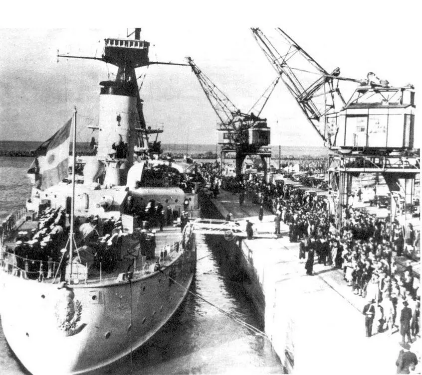 Вверху Пуэйредон перед уходом в учебное плавание около 1940 г Внизу - фото 24