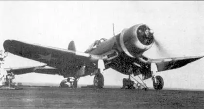 Истребитель F4U1 из эскадрильи УМF213 установлен на катапульте эскортного - фото 13
