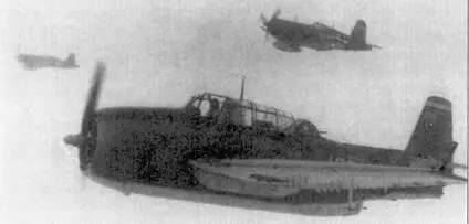 Истребители F4U1A из эскадрилий VMFI24 и VMF213 эскортируют Эвенджеры с - фото 145