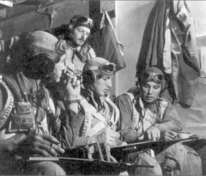Предполетный инструктаж на борту авианосца Эссекс декабрь 1944 г Слева - фото 149