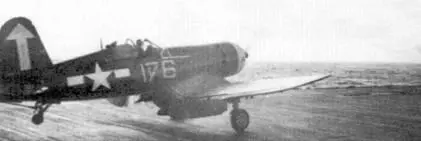 Истребитель F4U1D с бортовым номером 176 садится на палубу авианосца Банкер - фото 150