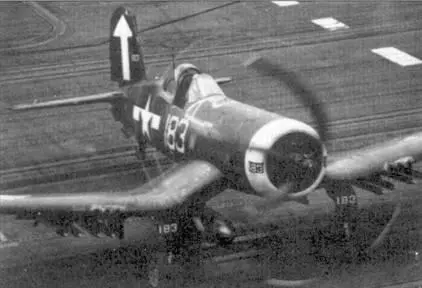 Вооруженный ракетами F4U1D с бортовым номером 183 взлетает с палубы - фото 151