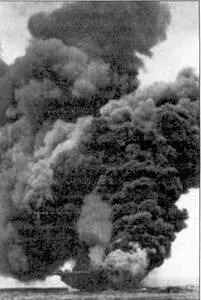 Банкер Хилл горит Авианосец был поражен камикадзе 11 мая 1945 г Множество - фото 153