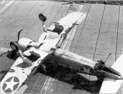 Истребитель F4U1 Корсир с бортовым кодом 17F24 из эскадрильи VF17 - фото 97