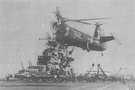 Вертолет HUP1 над палубой авианосца Извесна фотография этого же вертолета но - фото 104