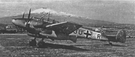 Мессершмитт Bf 110D3 из состава 7 ZG27 на сицилийском аэродроме перед - фото 30