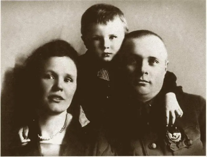 К А Мерецков с женой Евдокией и сыном Володей 1930 г К А Мерецков - фото 16