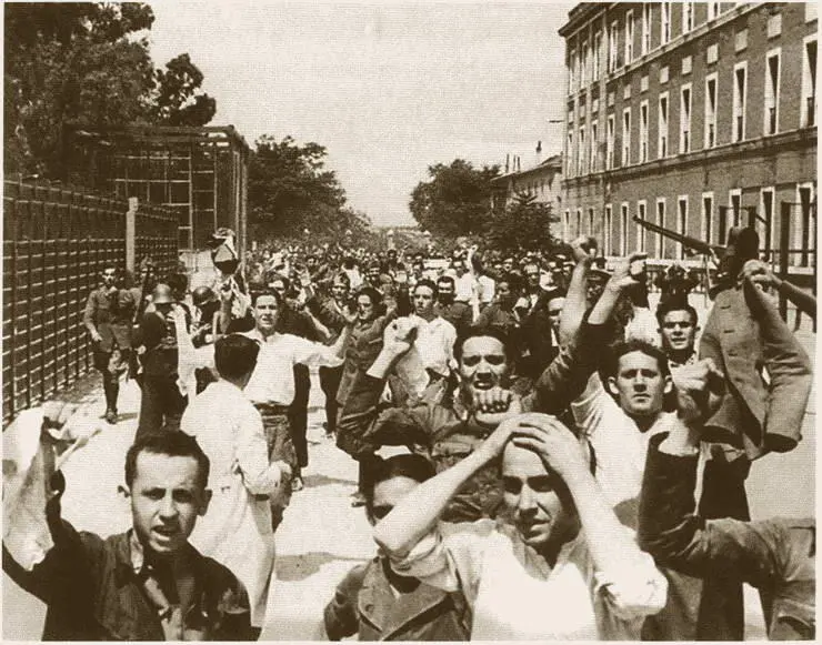 На улицах Мадрида 20 июля 1936 года К А Мерецков Петрович среди - фото 32
